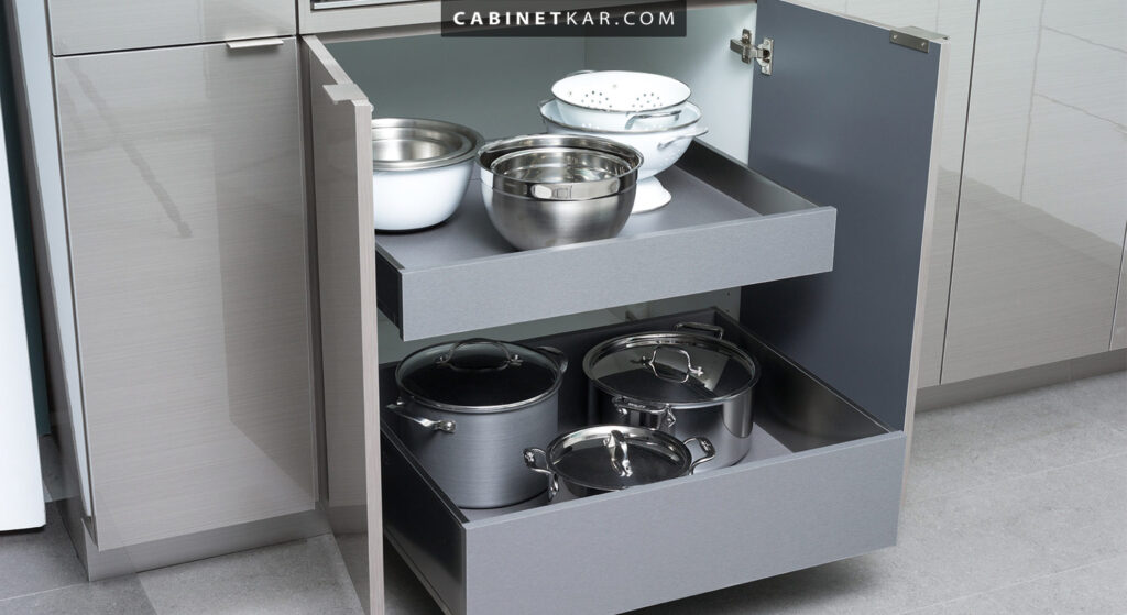در طراحی کابینت آشپزخانه از کابینت های قدی با طبقات متحرک استفاده کنید.