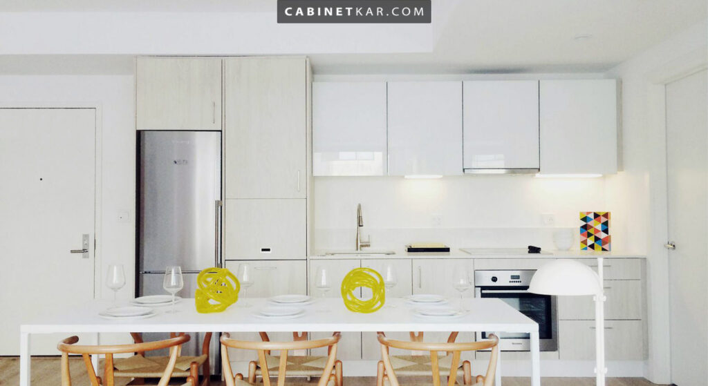 هنگام طراحی کابینت آشپزخانه کابینت‌های استاندارد و بدون حاشیه انتخاب کنید