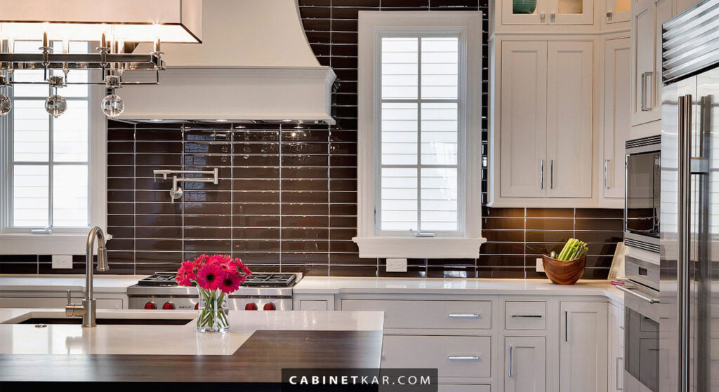 چه رنگ هایی برای کاشی آشپزخانه ای با کابینت سفید مناسب است؟